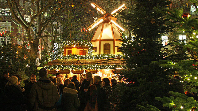 Weihnachten ist vorbei, aber der Glühwein schmeckt immer noch. Ein letztes Mal den Weihnachtsmarkt auf dem Gerhard Hauptmann Platz besuchen.