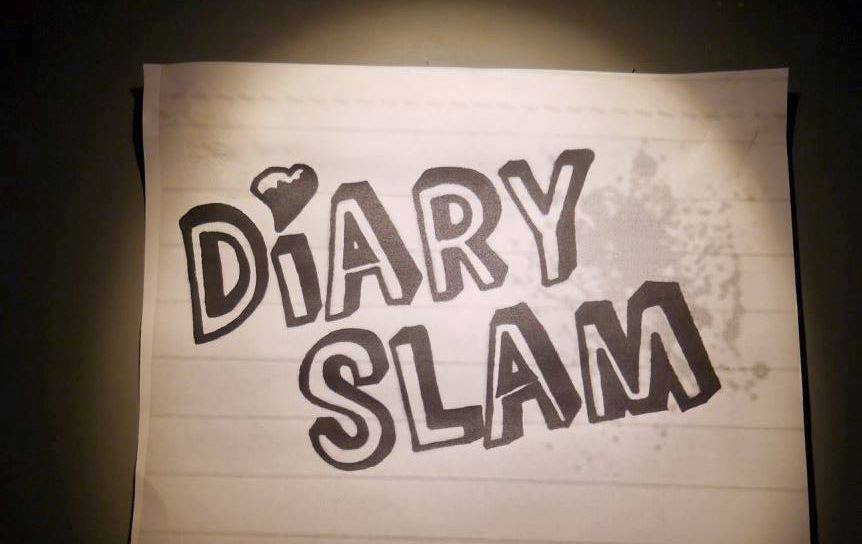 Schon zum 50. Mal treibt dir der Diary Slam Lachtränen in die Augen. Es werden wieder Tagebücher aus der Jugend rausgeholt!