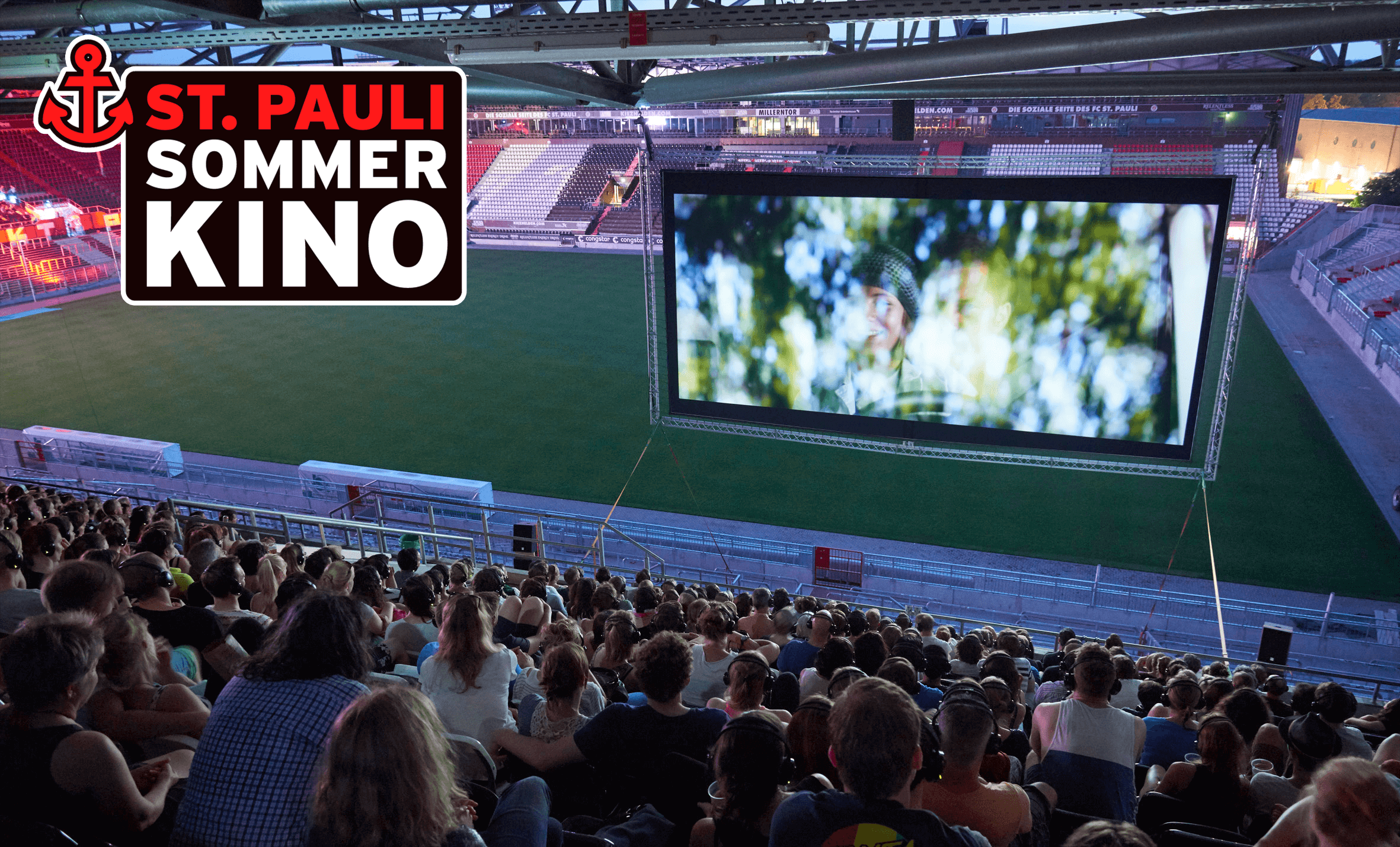 Juhu! Das St. Pauli Sommerkino ist wieder da! Schau‘ dir erstklassige Filme unter freiem Himmel in toller Stadionatmosphäre an! 😍