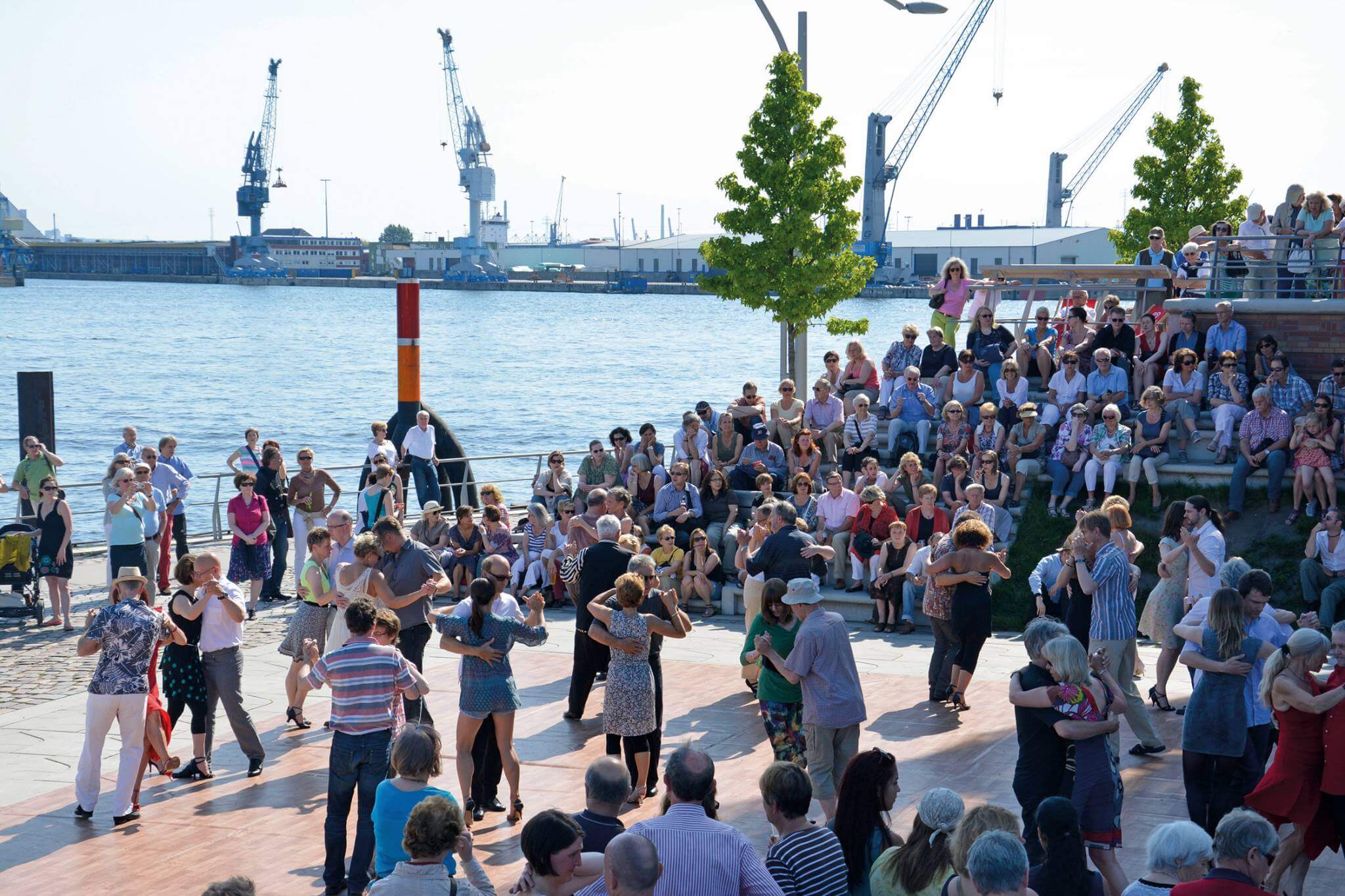Hafenatmosphäre, Musik, Tanz & ein buntes Kulturprogramm – so sieht das Sommer Open Air in der HafenCity aus.