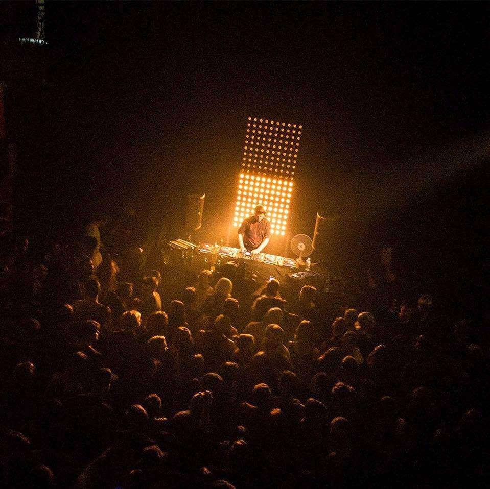 DJ Phono kennt die Turntables besser als seine Westentasche und haut die besten Songs raus – all night long!