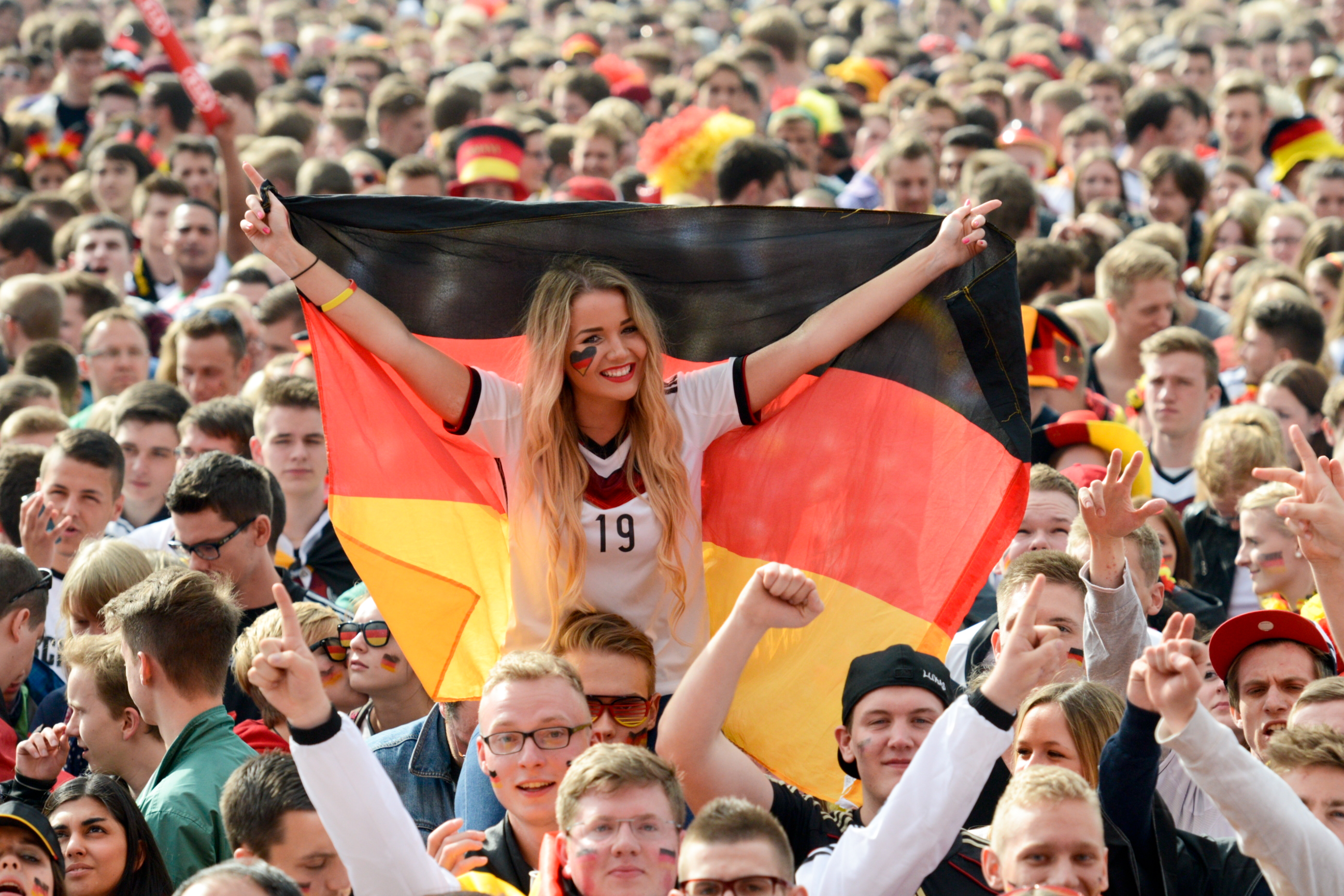 Anpfiff: Das 1. WM-Spiel der deutschen Nationalmannschaft steht an. Ab zum Fan Park. ⚽️