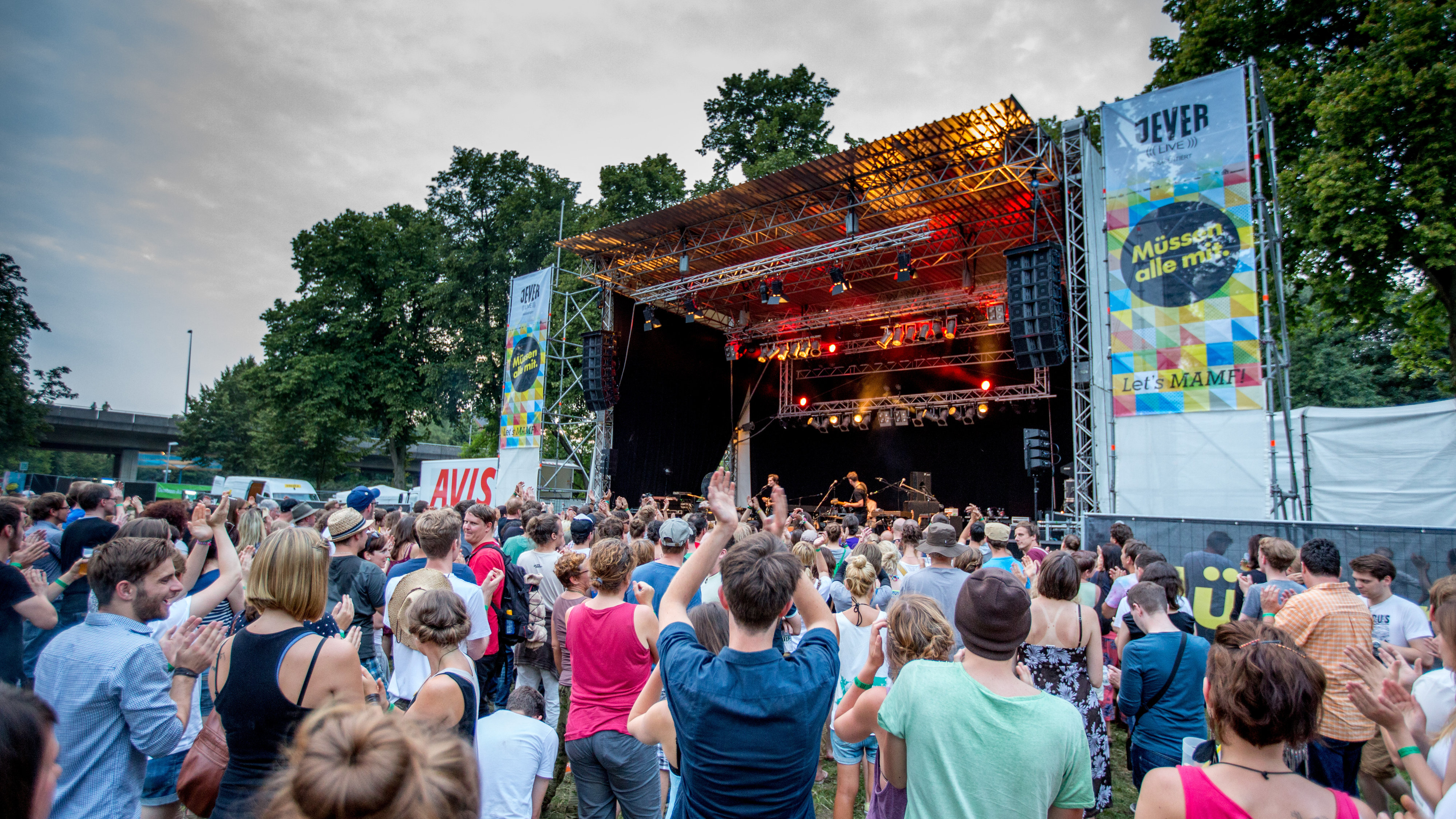 VERLOSUNG 🎉 Wir verlosen 3×2 Tickets für das Müssen Alle Mit Festival!