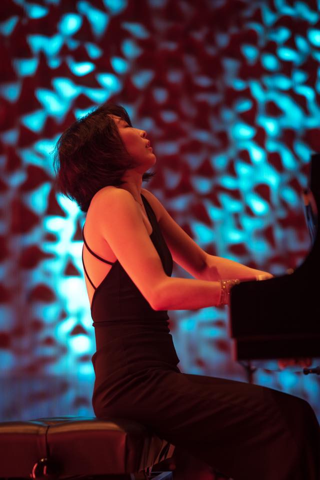Die amerikanische Pianistin Claire Huangci leitet eine Elbphilharmonie Session.