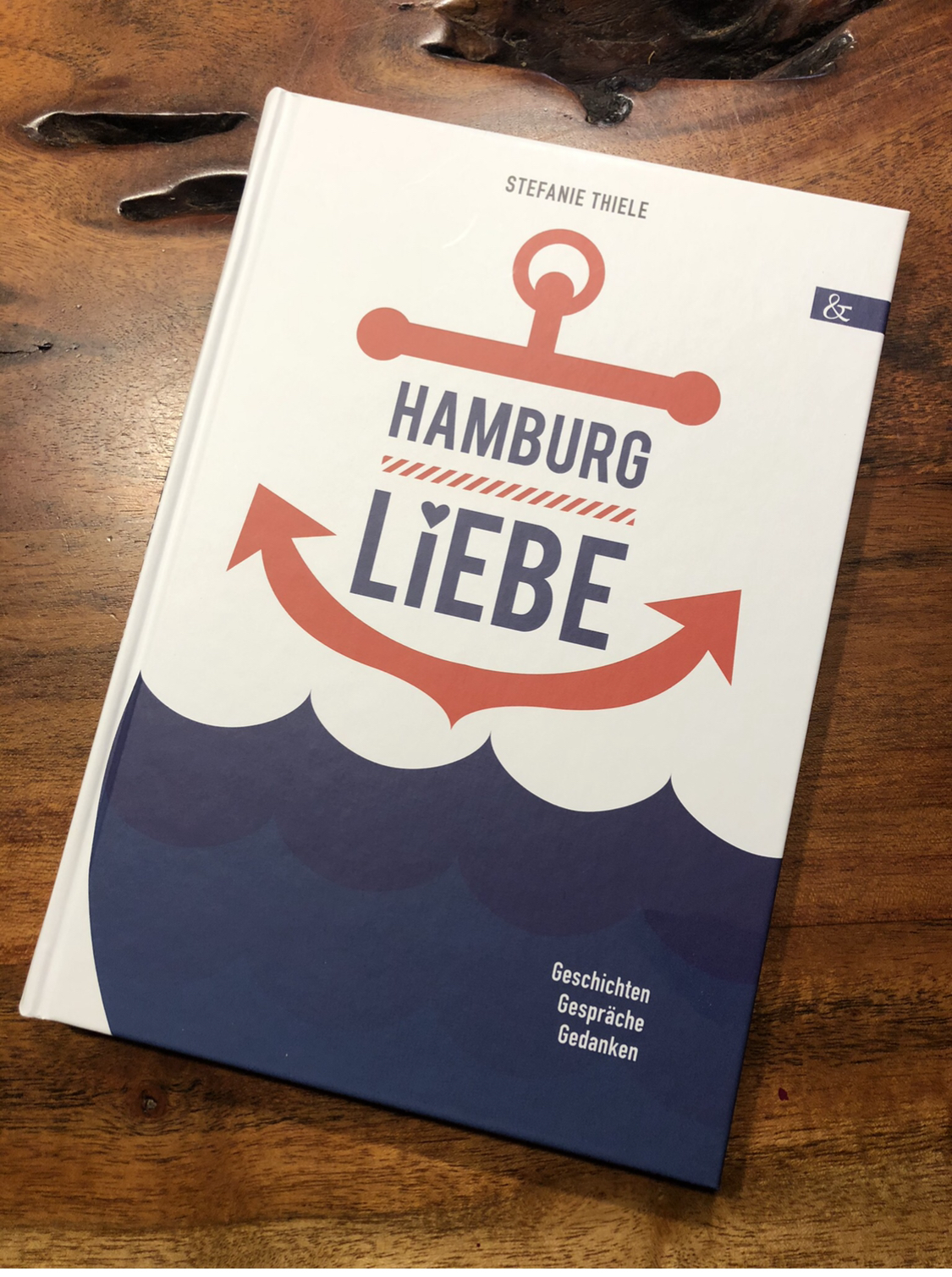 🎉 Wir verlosen 4 Hamburgliebe-Bücher, die dir die Facetten der Stadt näherbringen!