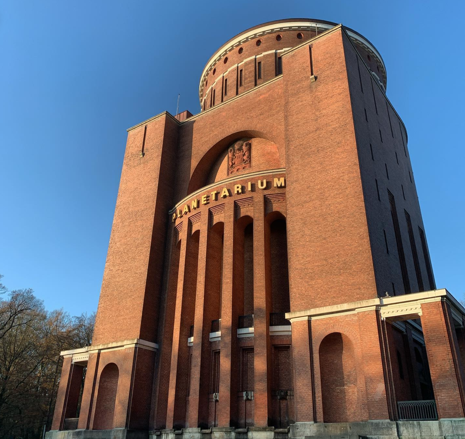 Eine atemberaubende Aussicht: Gönne dir den Himmel über Hamburg im Planetarium.