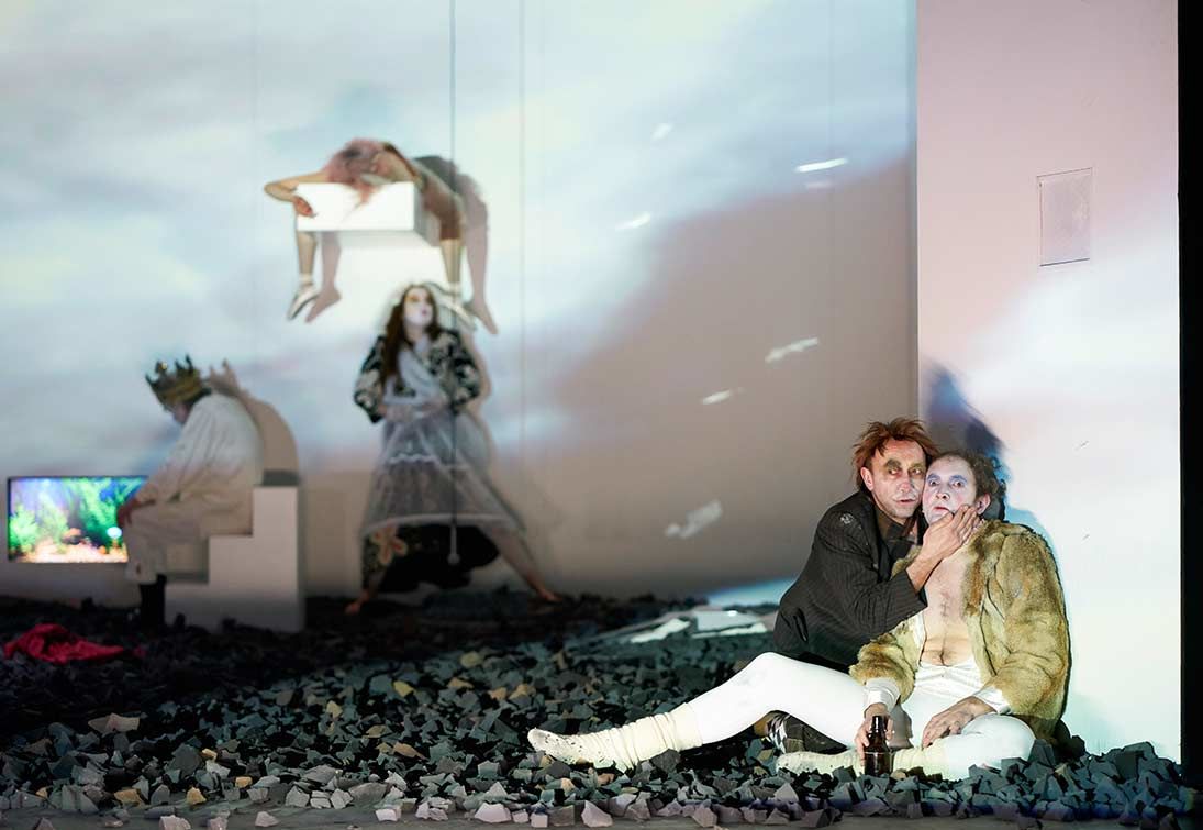 Taucht ein in die Liebesgeschichte von Leonce und Lena im Ernst Deutsch Theater.