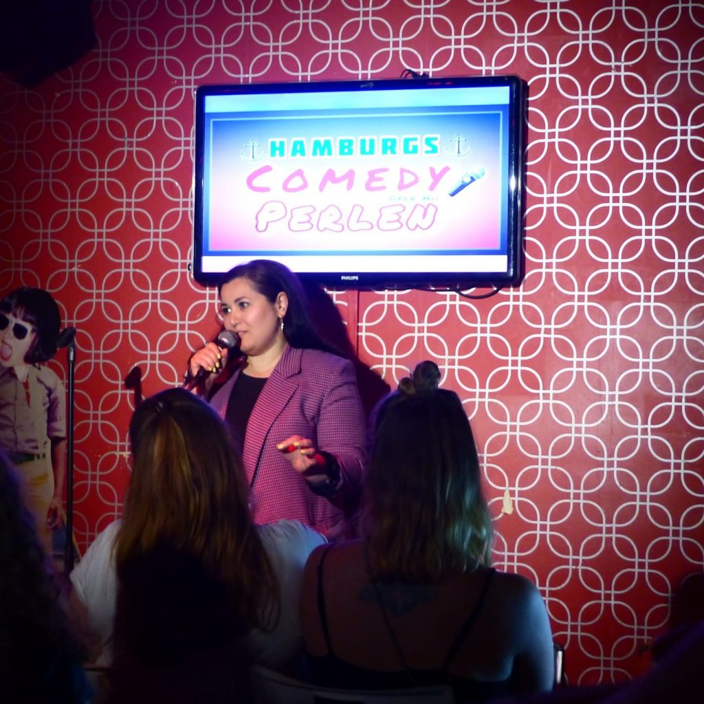 Hamburgs lustigste Perlen stehen am Mikro dieser Female Stand Up Comedy Show.