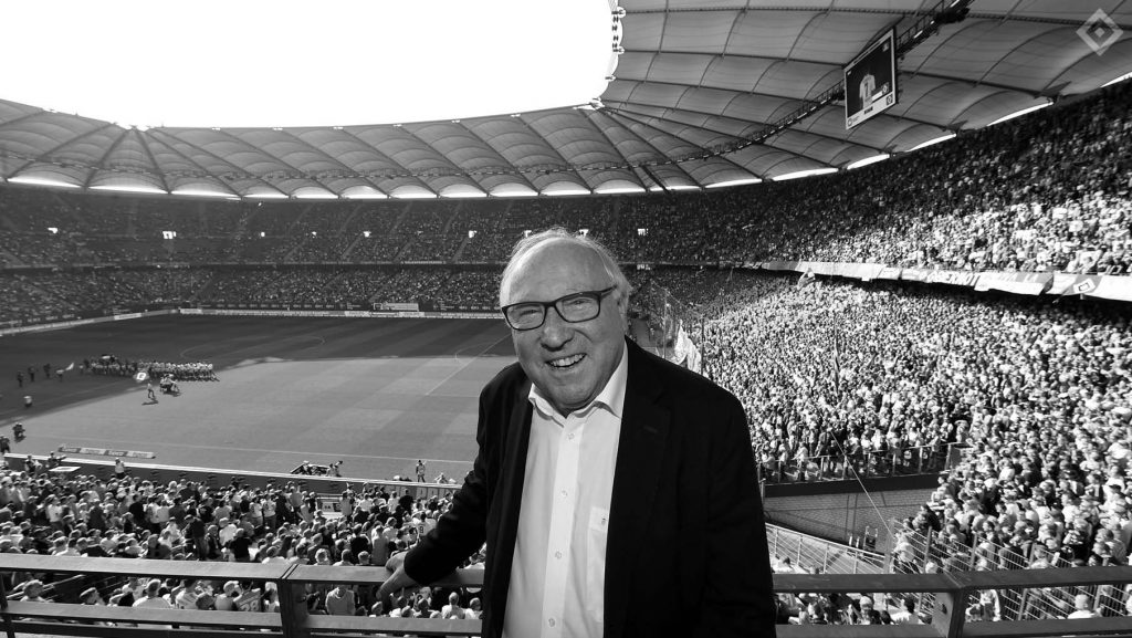 Abschied von einer Hamburger Legende: Im Volksparkstadion wird Uwe Seeler betrauert.