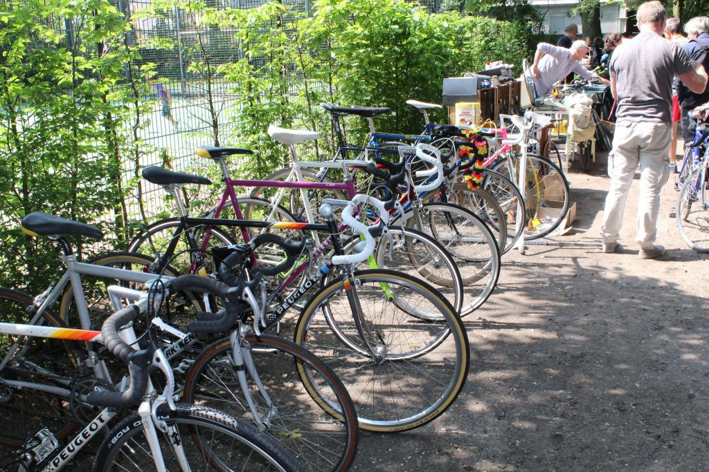 Drahtesel so weit das Auge reicht: Beim Fahrradflohmarkt ist auch für dich was dabei.