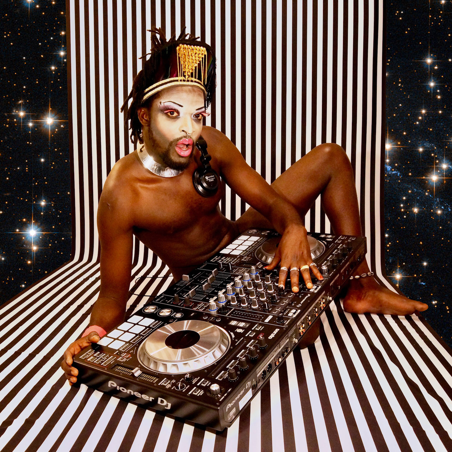 Mach dich locker und tanz mit den Afro-Sounds von DJ Waxs durch die Nacht.