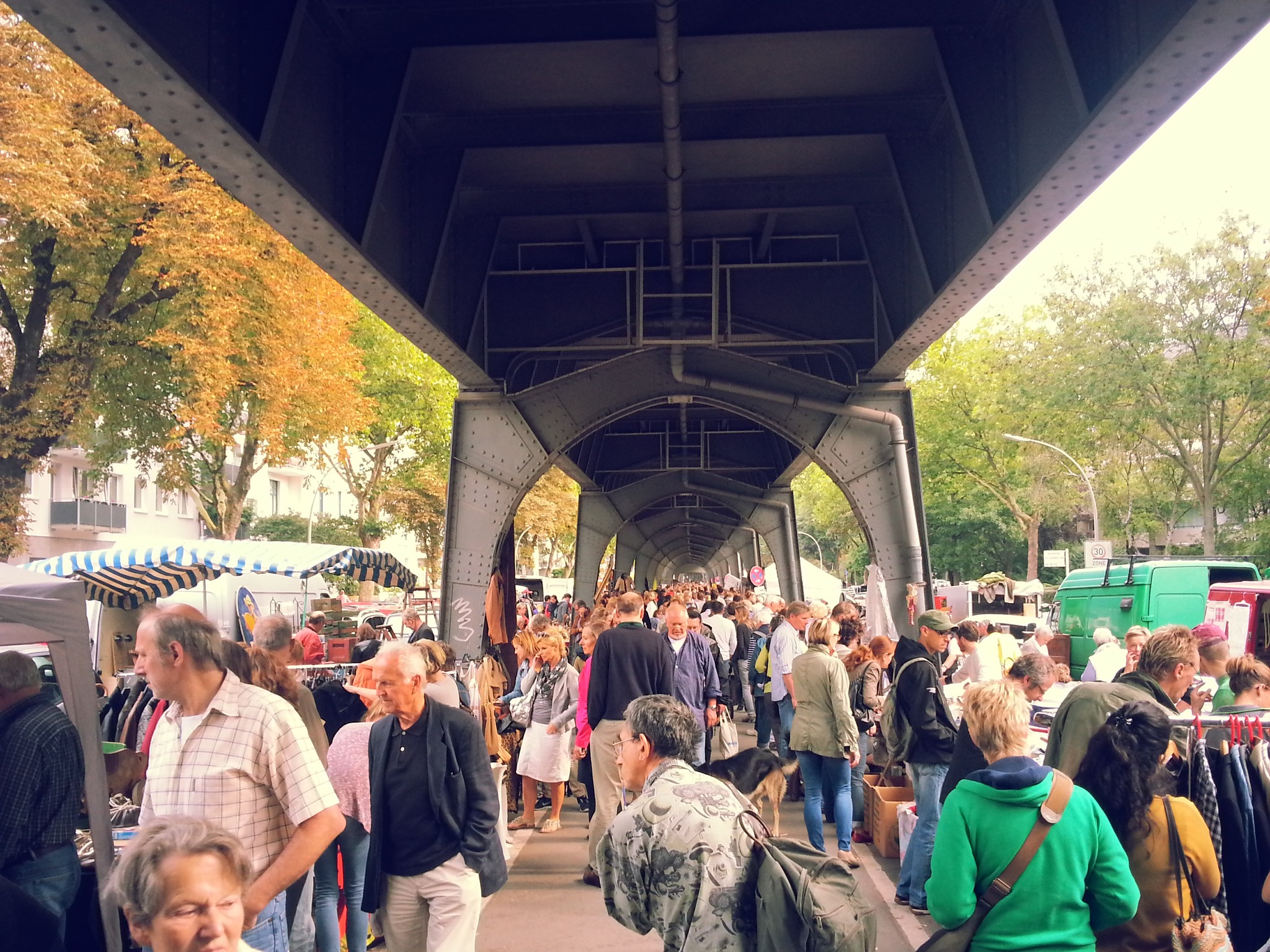 Auf dem Flohmarkt Isestraße schlenderst du entlang der U3-Hochbahnbrücke.