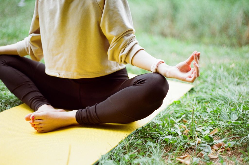 Mach Sonnengrüße im Haynspark beim Openair Yoga.
