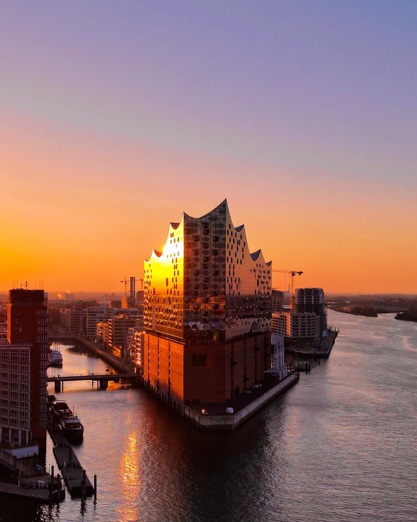 Bestaune den Sonnenuntergang auf Hamburg und Hafen vom Plaza der Elbphilharmonie.