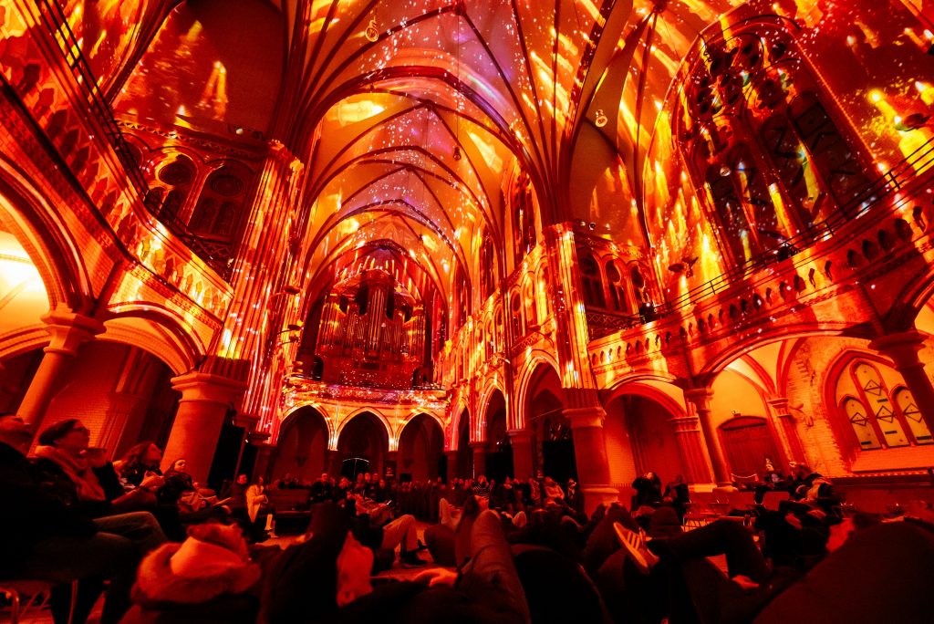 Die Altonaer Kulturkirche wird zum immersiven Lichter-Kunstwerk.
