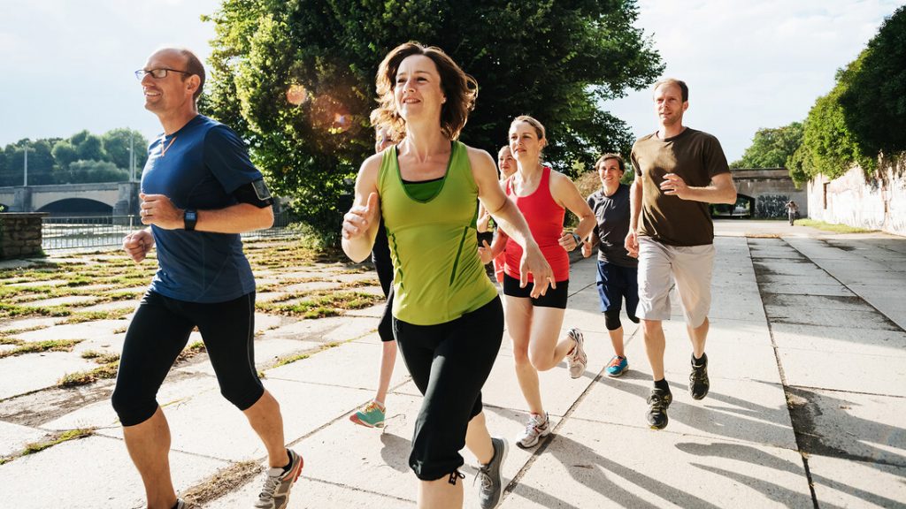 Kostenlose Laufgruppe: Power dich gemeinsam mit anderen Läufer:innen aus.